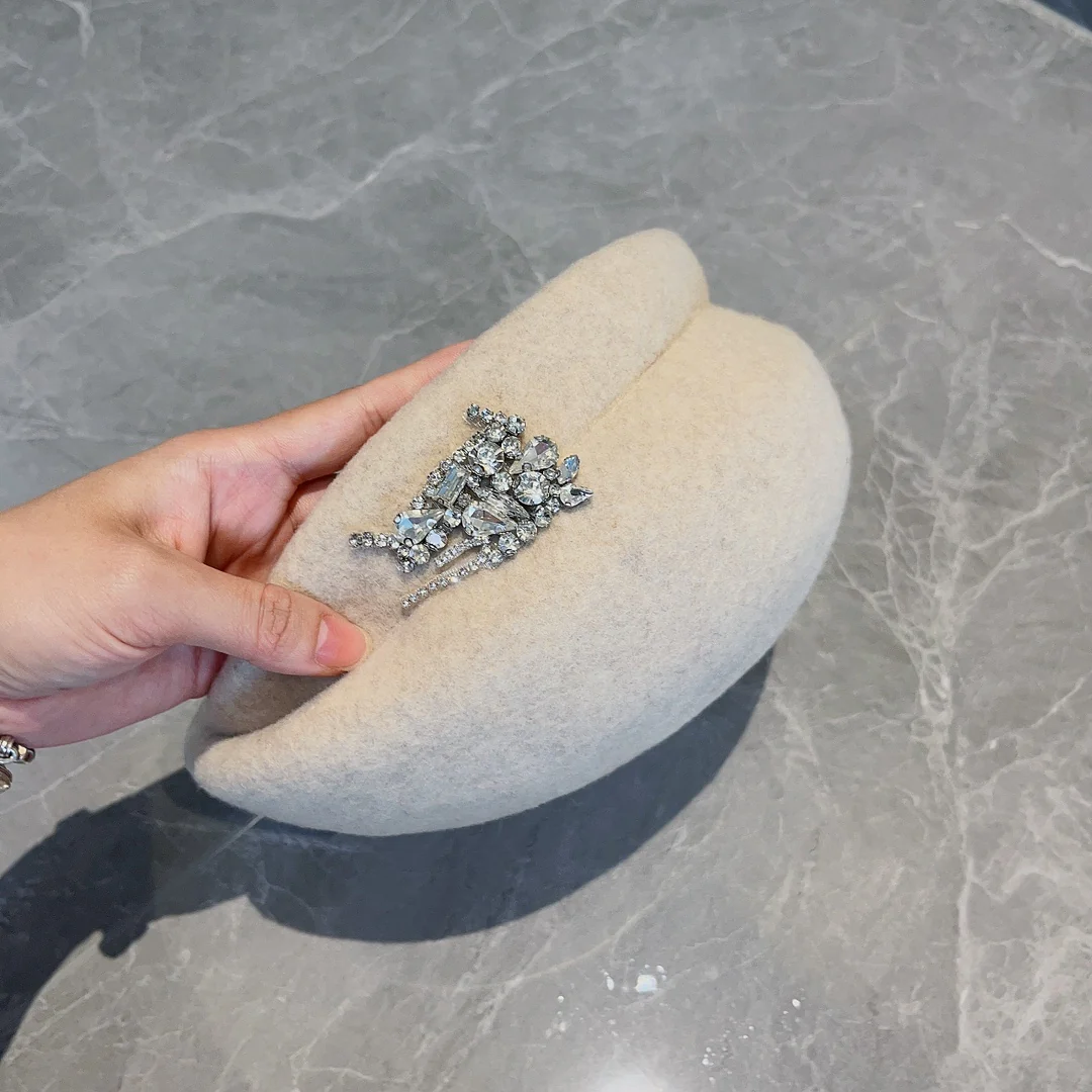 Новый шерстяной берет Burberry с стразами, осень/зима - белый.