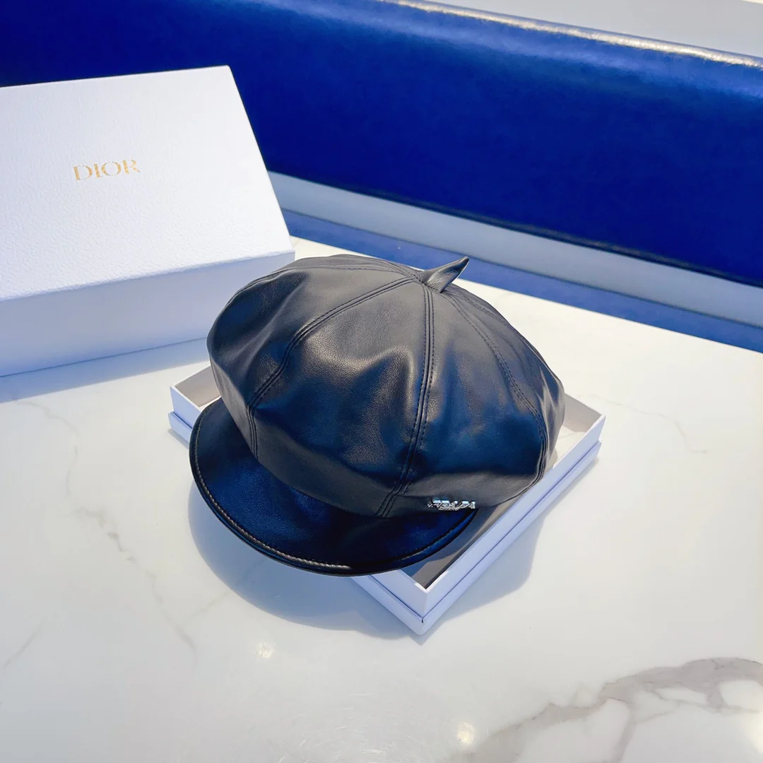 Кожаный берет Prada - черный