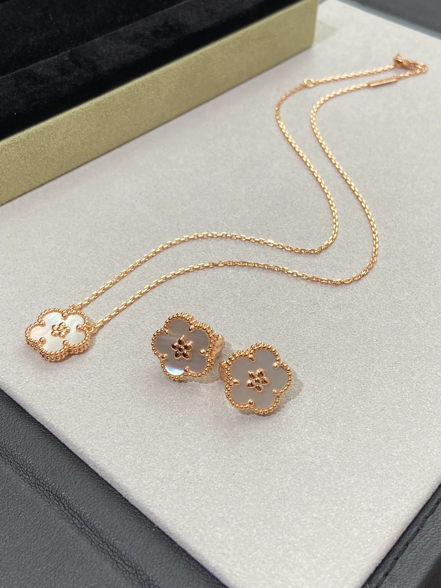 Van Vuitton - Колье 048