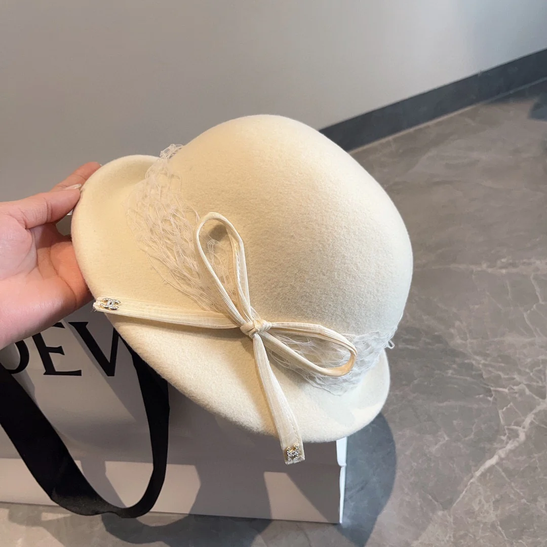 Chanel - шерстяной берет с кружевом и бантом - белый