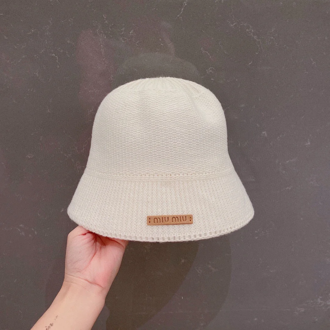 Miu Miu - Вязаная рыбацкая шапка - Белая