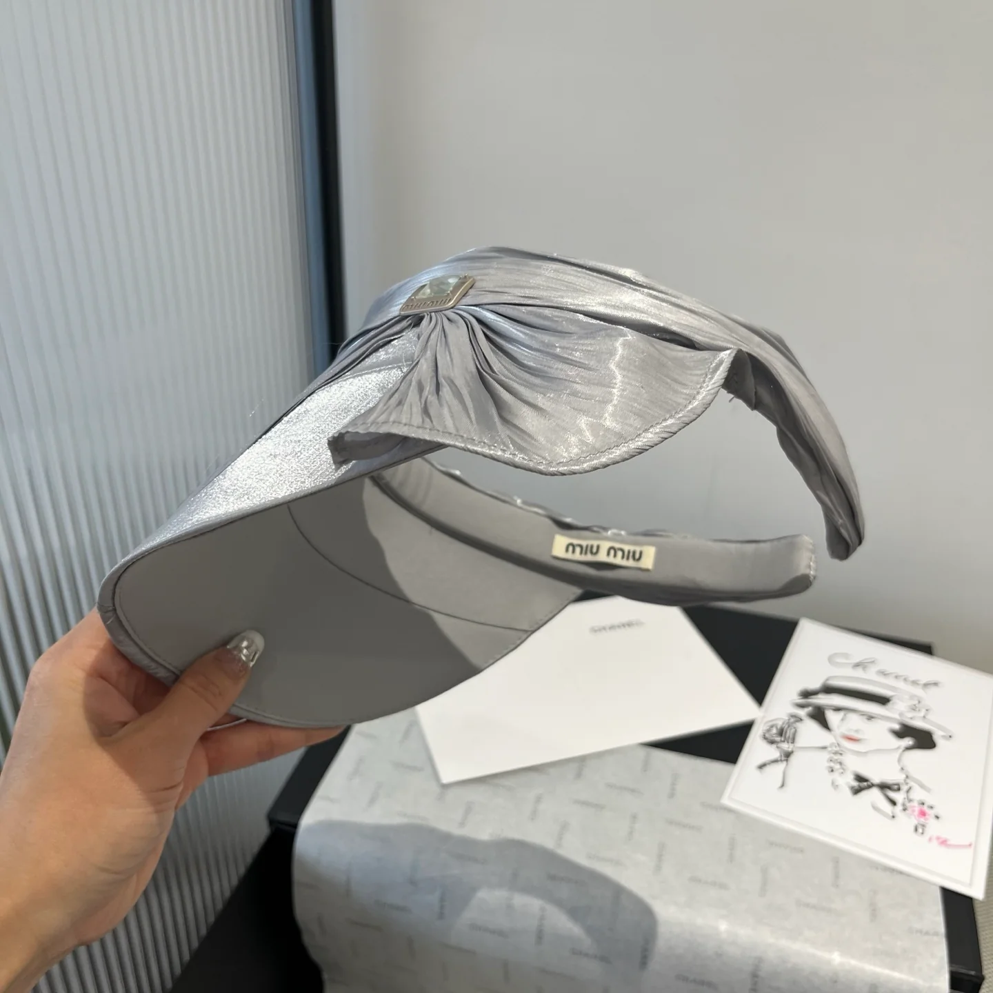 Miu Miu - Солнцезащитная шляпа с атласным бантом - Серебристая