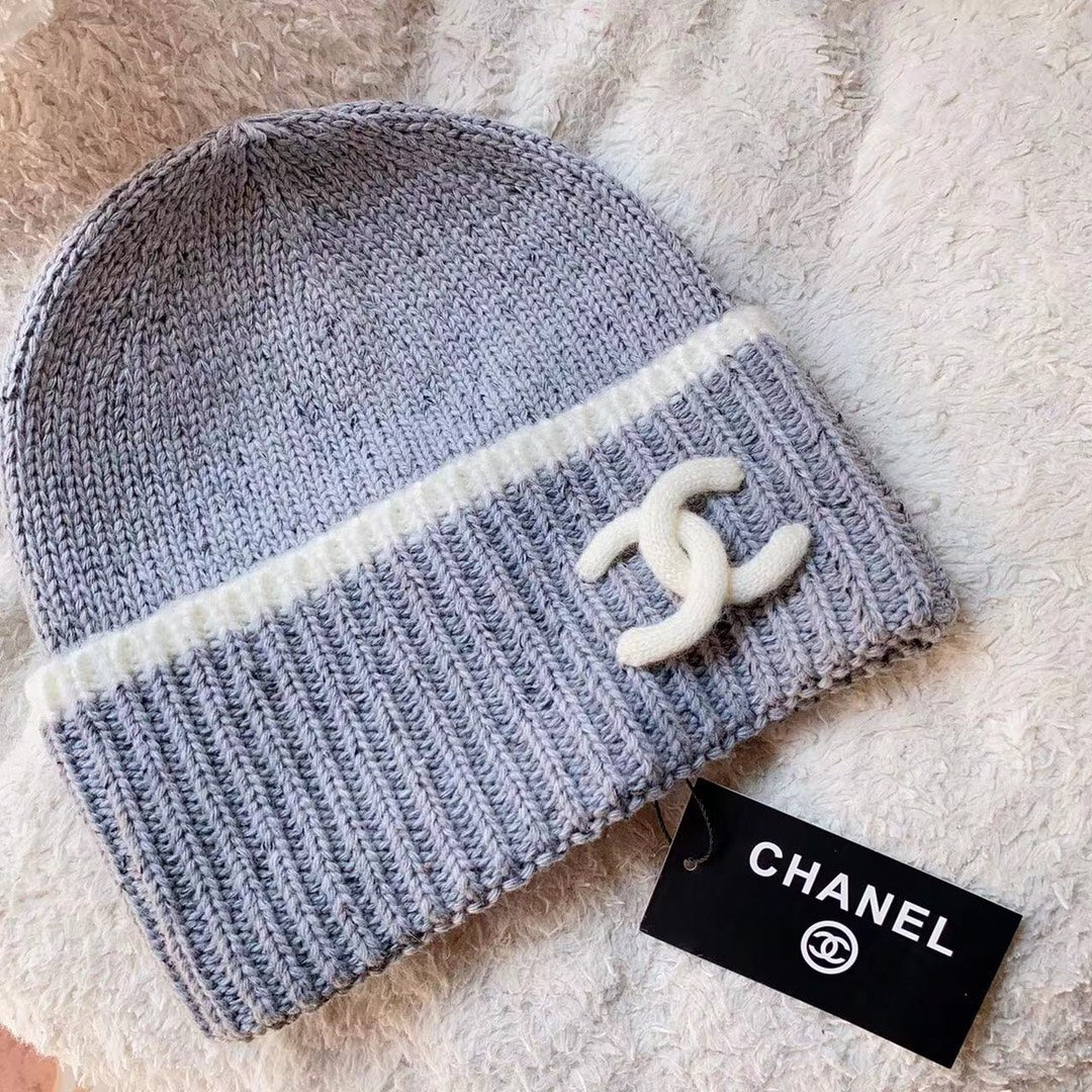 Новая модная вязаная шапка-бини Chanel в горошек, осень/зима 2023, серо-фиолетовый цвет.