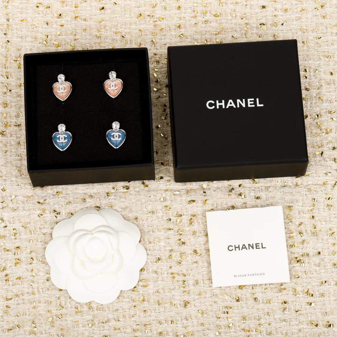 Серьги Chanel в виде голубого сердца (25 пенсов)