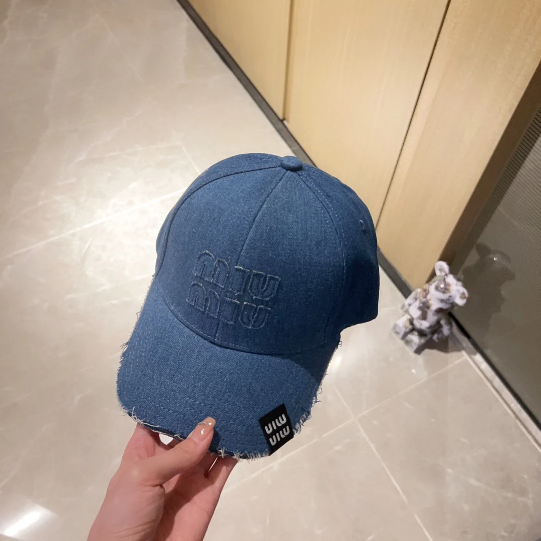 Новая джинсовая бейсболка Miu Miu 2023 в стиле бутика с бахромой — синяя.