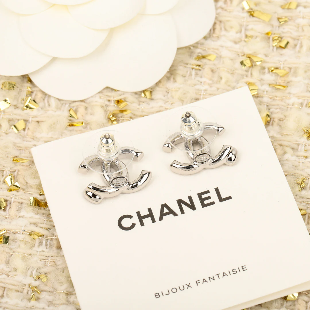 Chanel - Розовые серьги в форме сердца с двойной буквой С (25 пенсов)