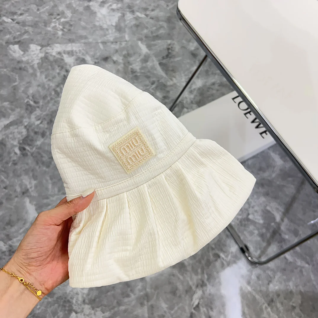 Новая хлопково-льняная складчатая рыбацкая шляпа Miu Miu 2024 года - белая.