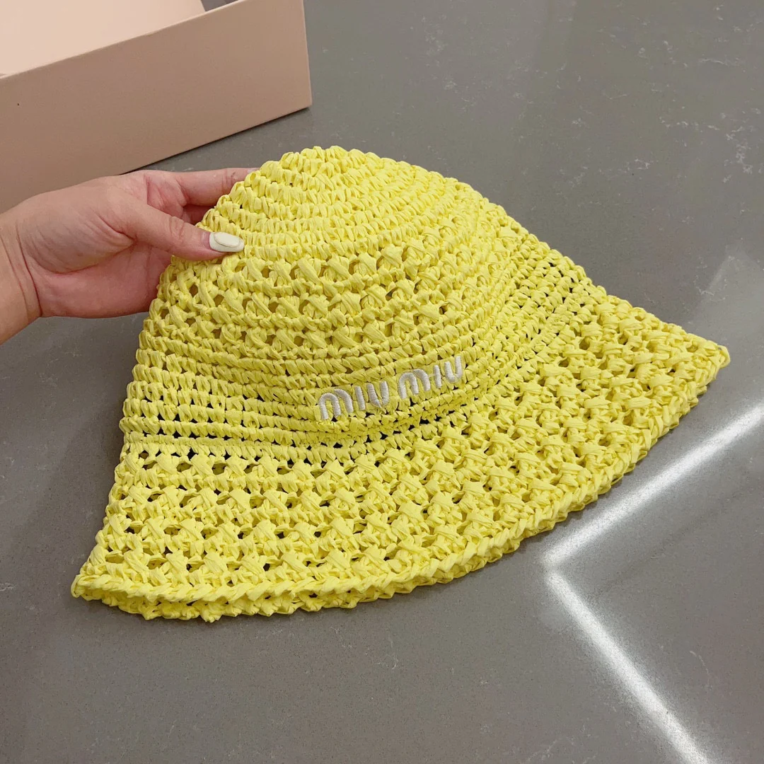 Новинка весны/лета Miu Miu 2023 — Вязаная крючком рыбацкая шапка — желтая