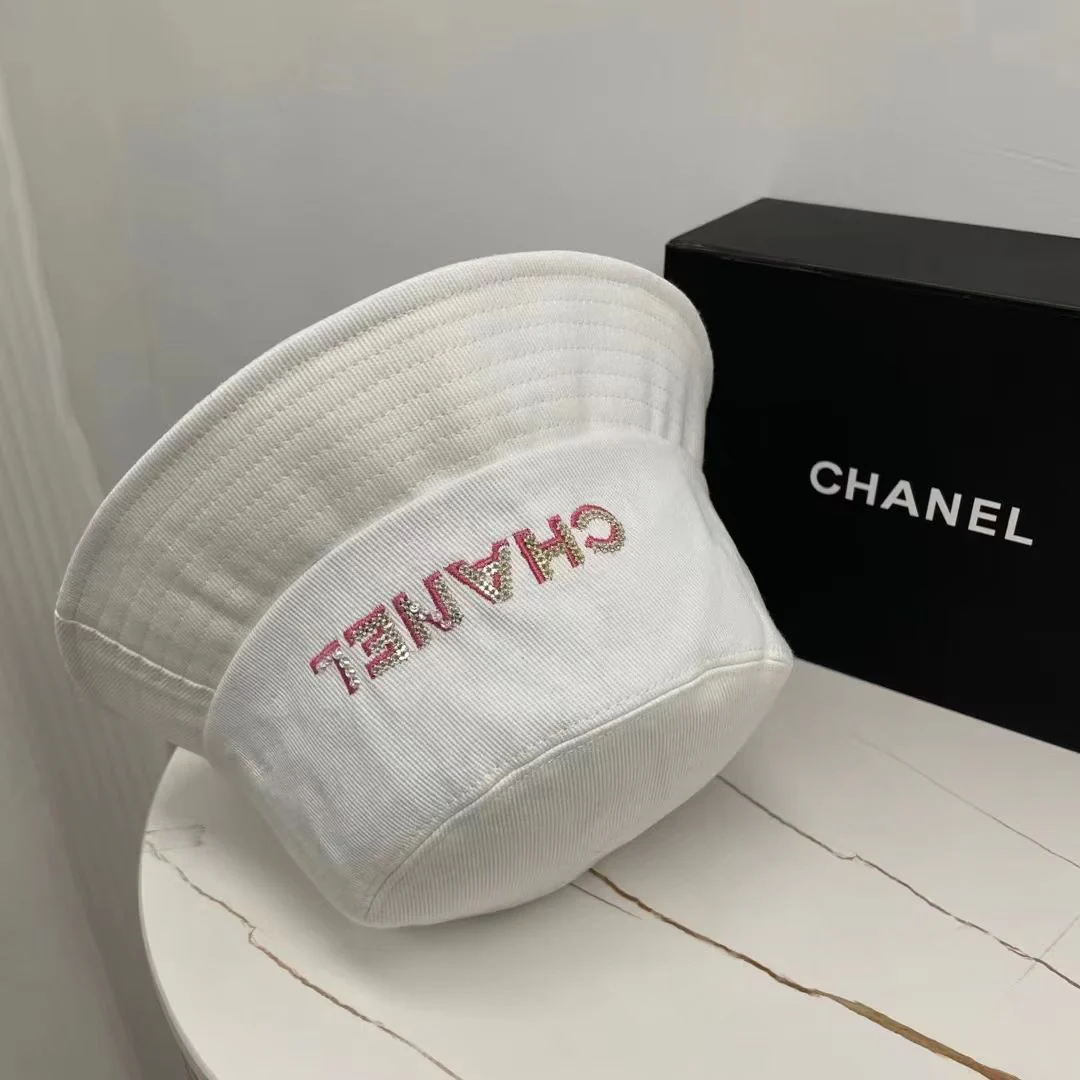 Рыбацкая шляпа Chanel, украшенная пайетками и стразами — рекомендовано на Xiaohongshu