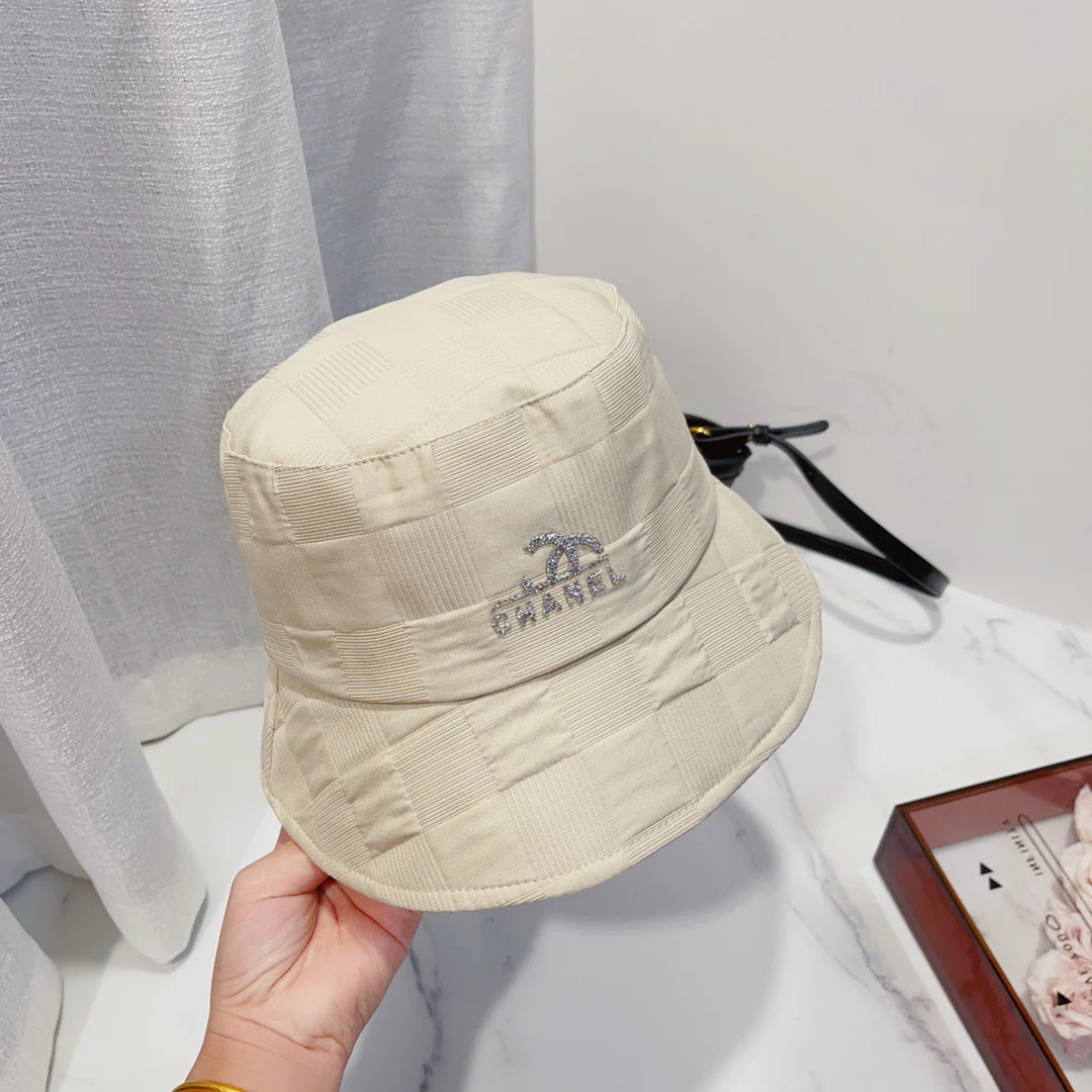 Chanel - Ранняя осень. Новая классическая стеганая рыбацкая шляпа с двойной буквой С и ромбовидным узором - бежевая.