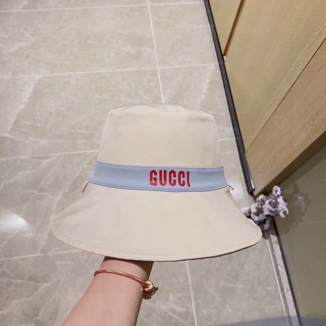 Новая двусторонняя панама Gucci 2024 года с изображением оленя — бежевая.