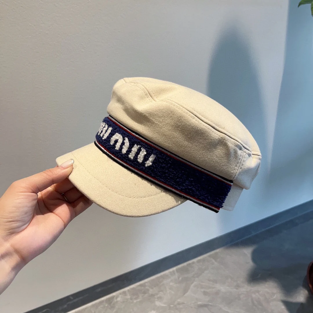 Бейсболка Miu Miu в форме буквы - белая