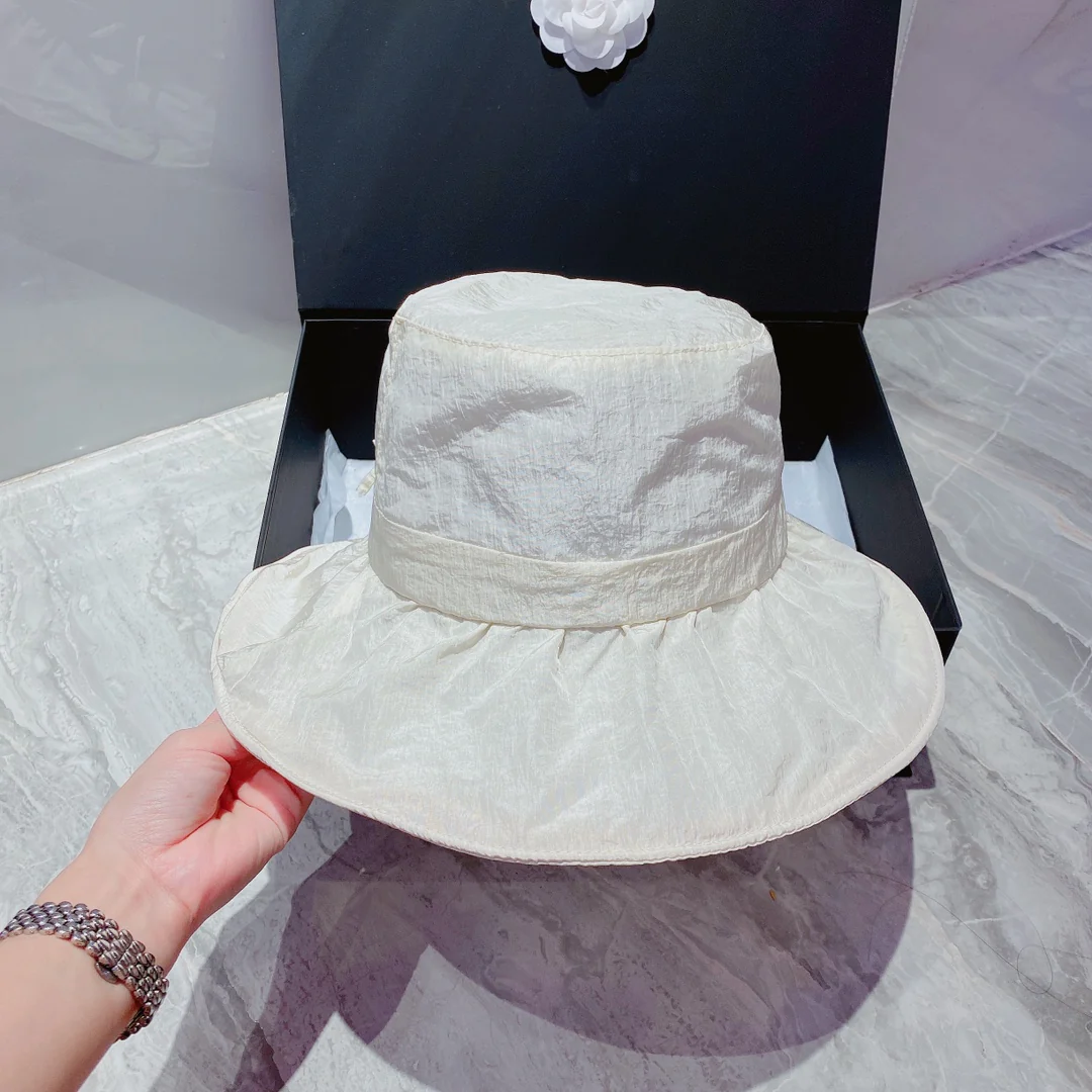 Солнцезащитная шляпа Prada из органзы — легкая и дышащая.