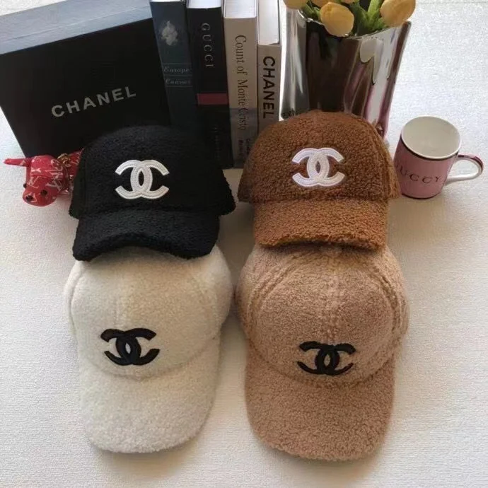 Chanel - Бейсболка с меховой подкладкой - Черная