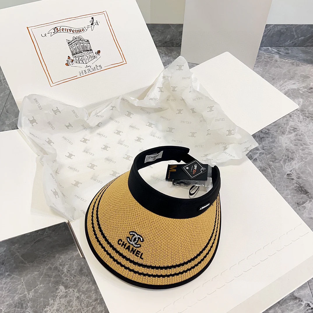 Плетеная солнцезащитная шляпа Chanel из новой летней коллекции 2024 года - цвет хаки.