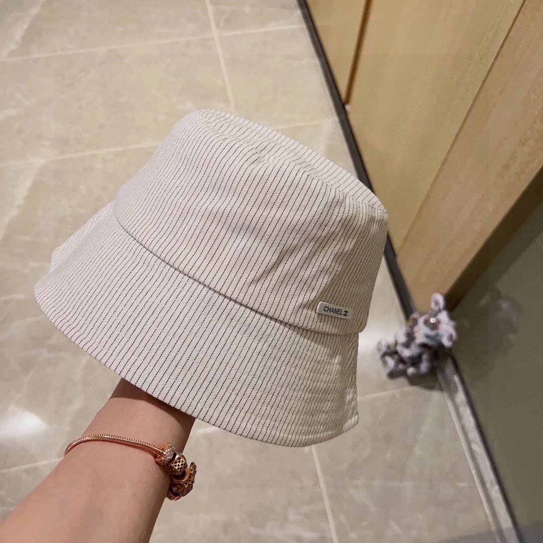 Новинка сезона весна/лето 2023 от Chanel - Полосатая рыбацкая шляпа - Белая