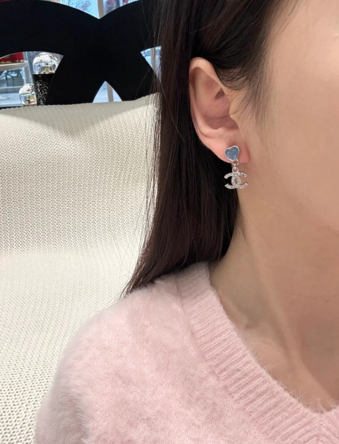 Серьги Chanel с подвеской в ??виде сердца и двойной буквой С, 25 пенсов - розовые - синие