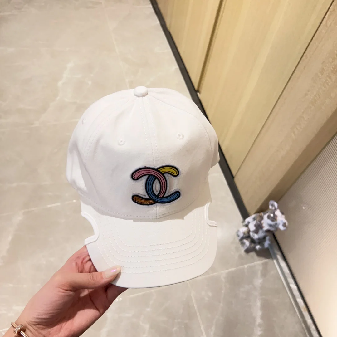 Новинка сезона весна/лето 2023 от Chanel - Бейсболка с неровным козырьком - Белая