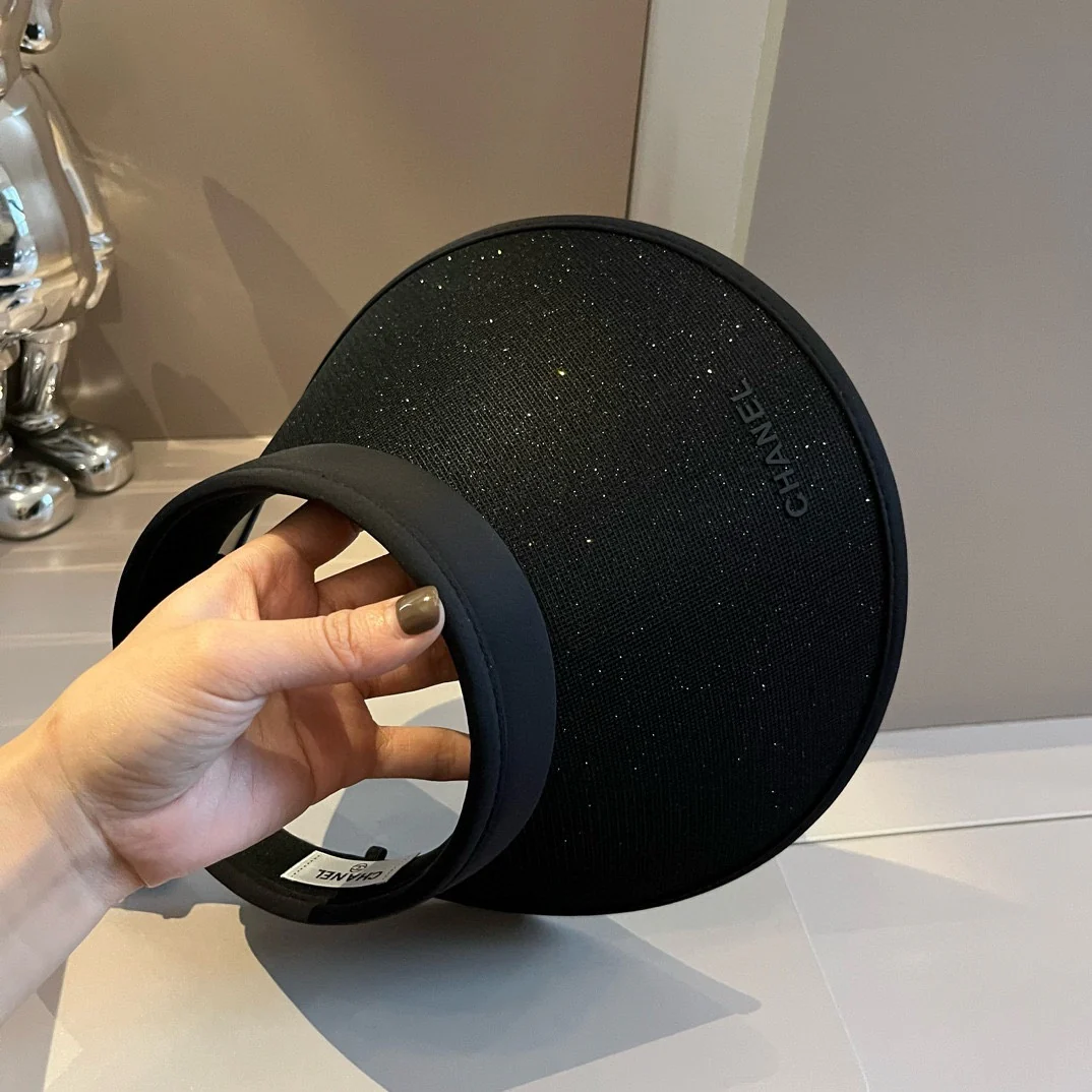 Минималистичная солнцезащитная шляпа Chanel с простой надписью - черная