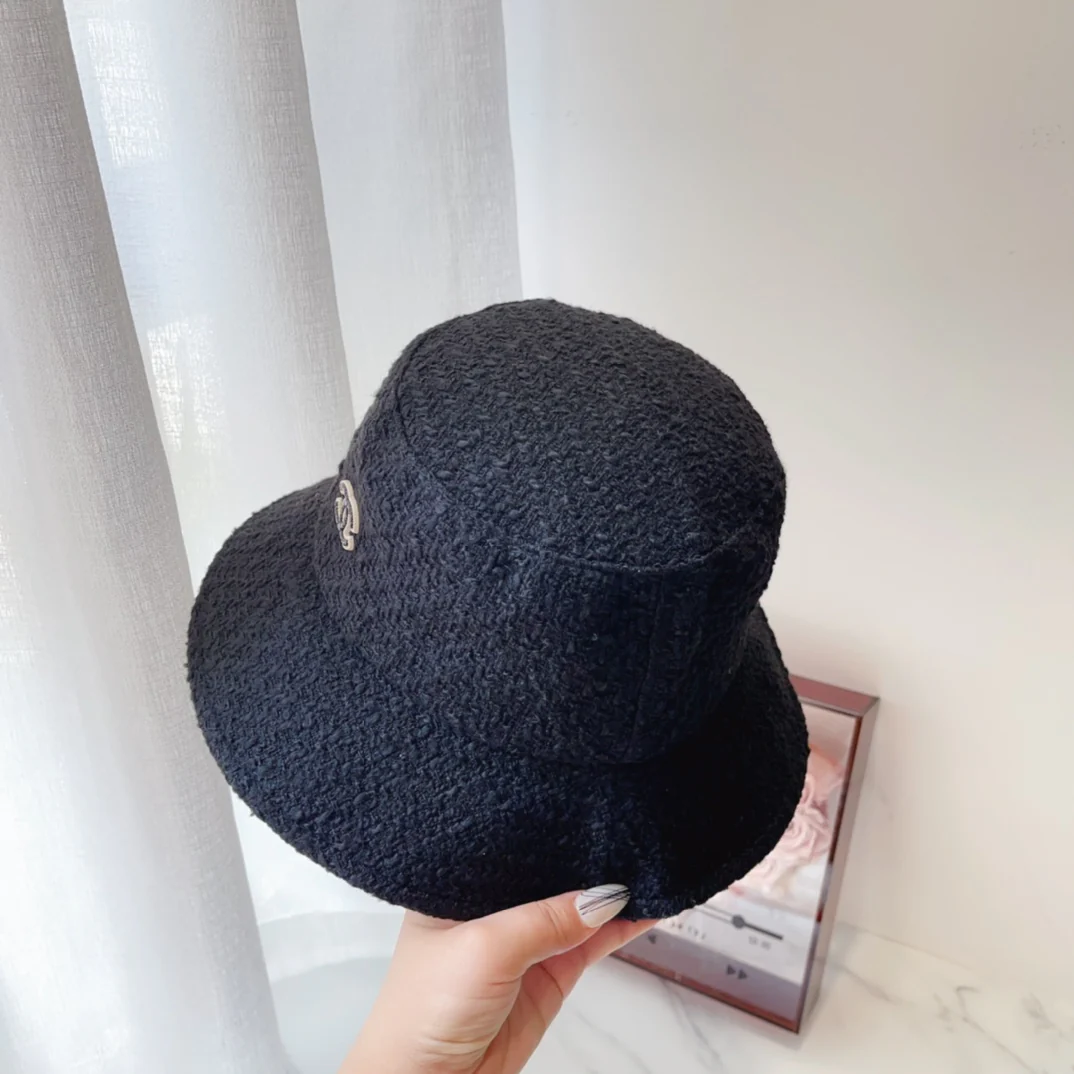 Chanel - Новая модель новой коллекции: шерстяная клетчатая рыбацкая шляпа крупной вязки - черная.