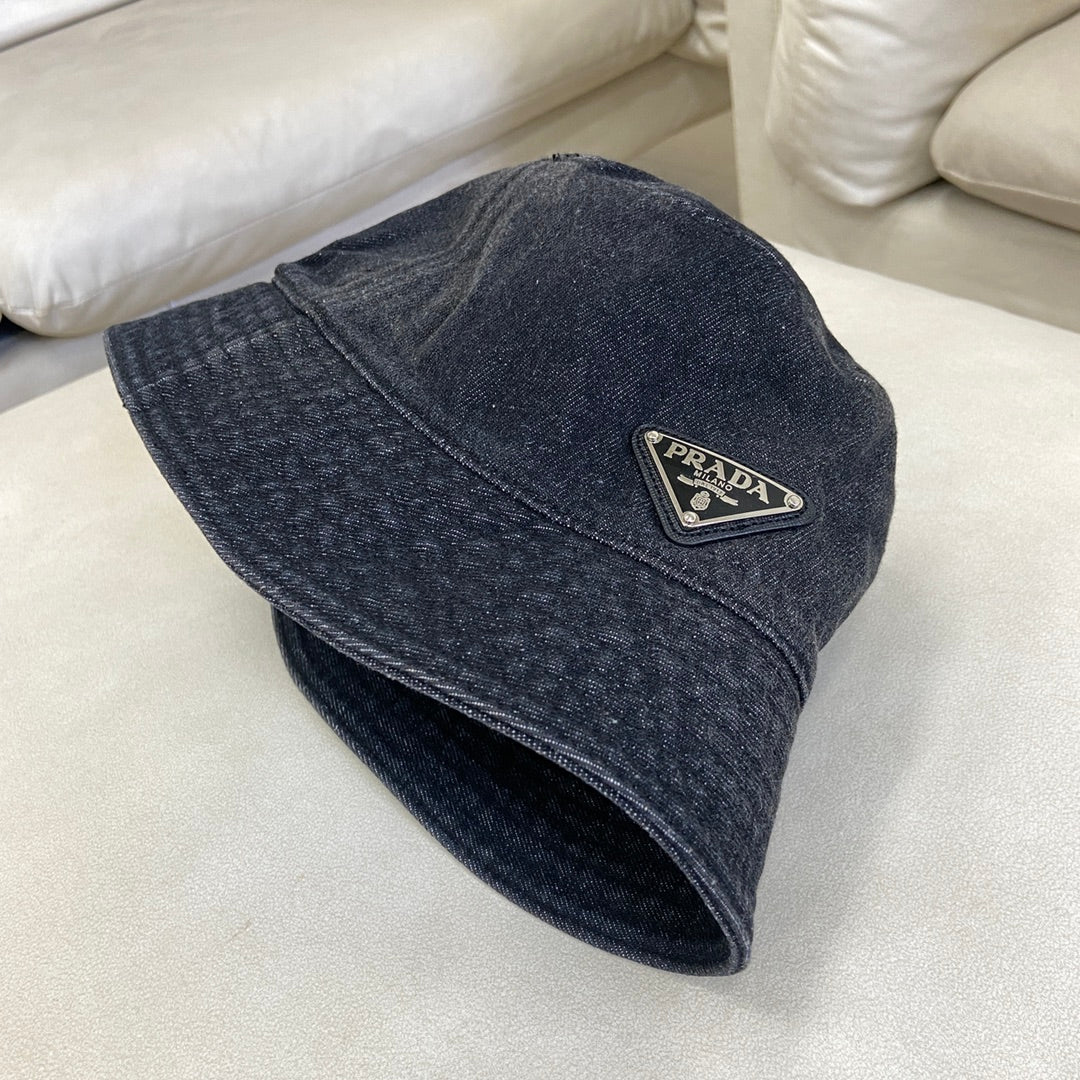 Рыбацкая шляпа Prada с эффектом потертости - черная