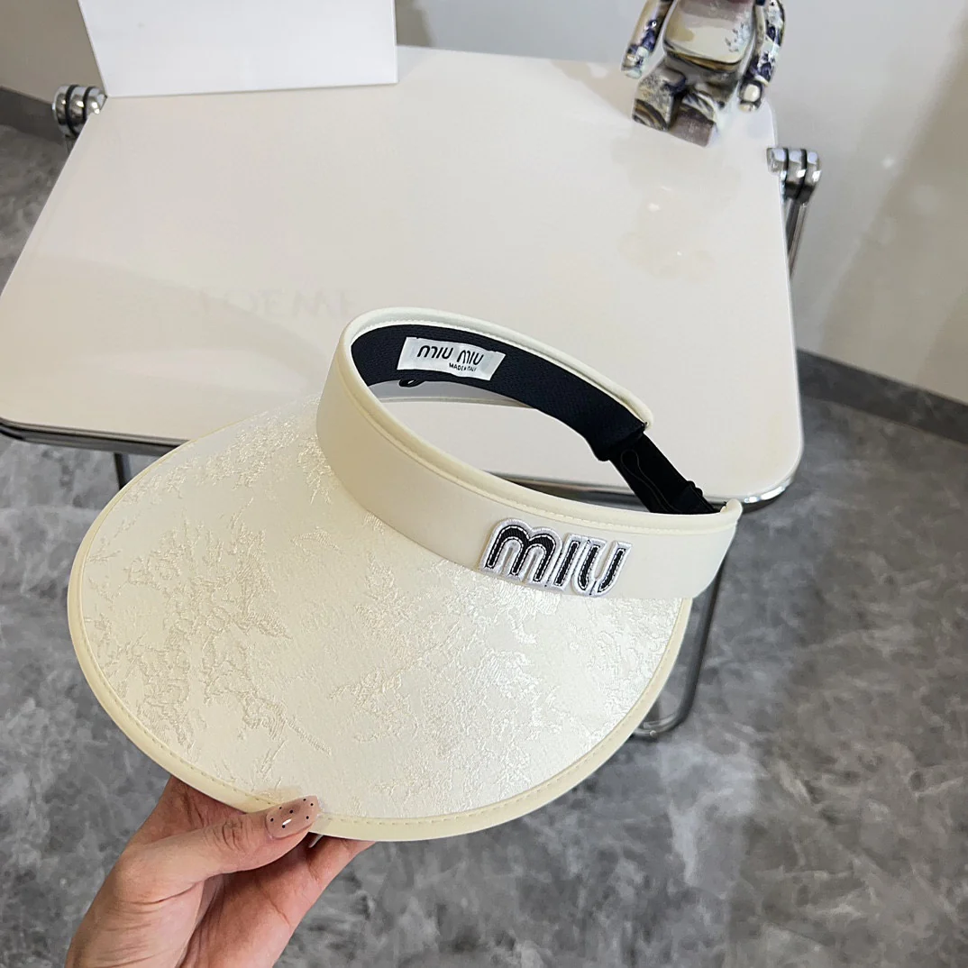 Новая летняя солнцезащитная шляпа Miu Miu 2024 с китайским узором - белая.