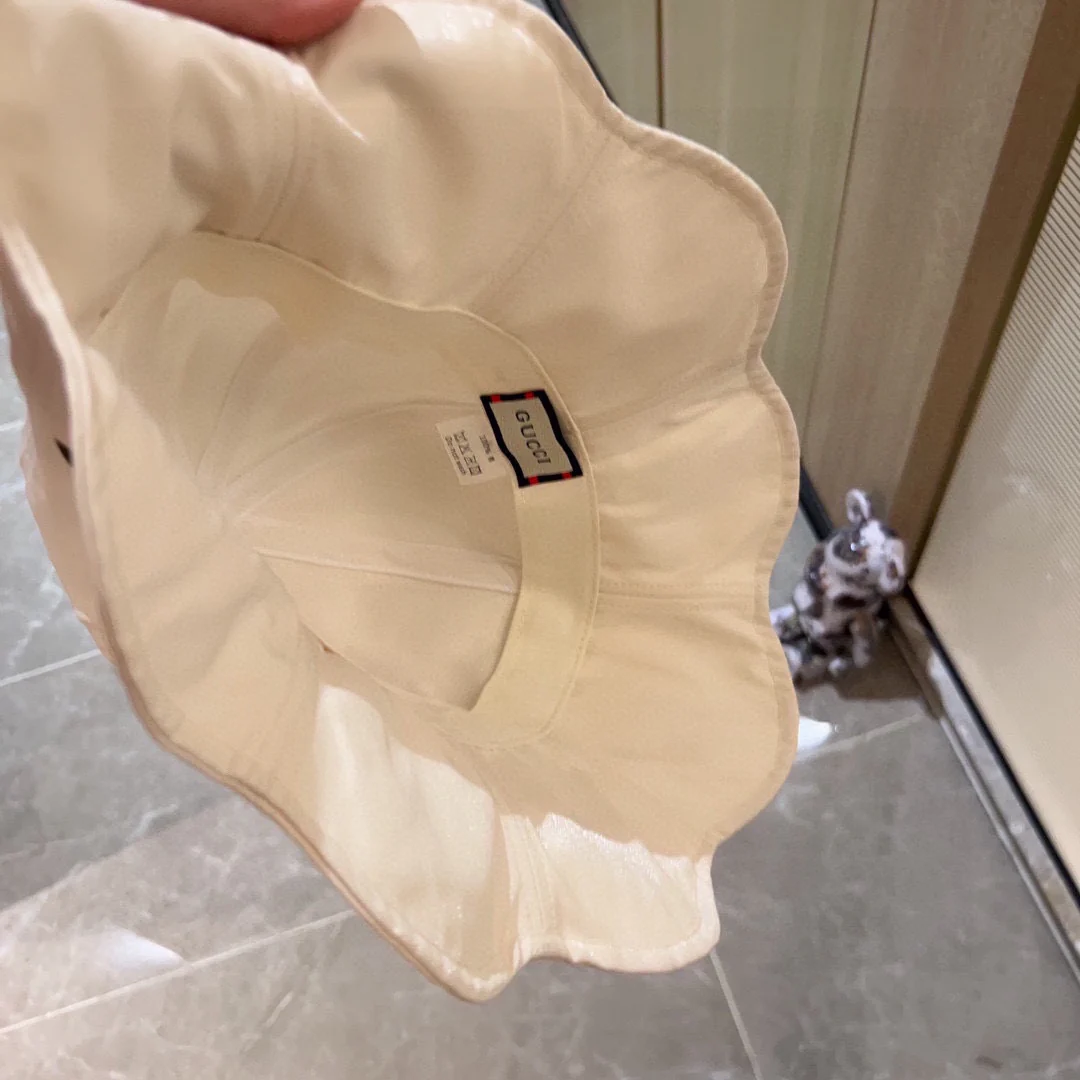 Новинка сезона весна/лето 2023 от Gucci — рыбацкая шляпа с волнистыми полями.