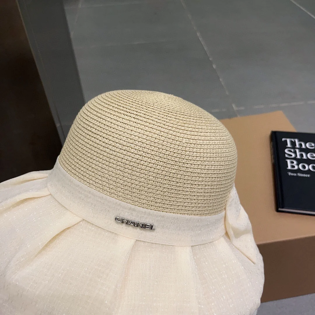 Плиссированная шляпа из органзы Chanel - белая.