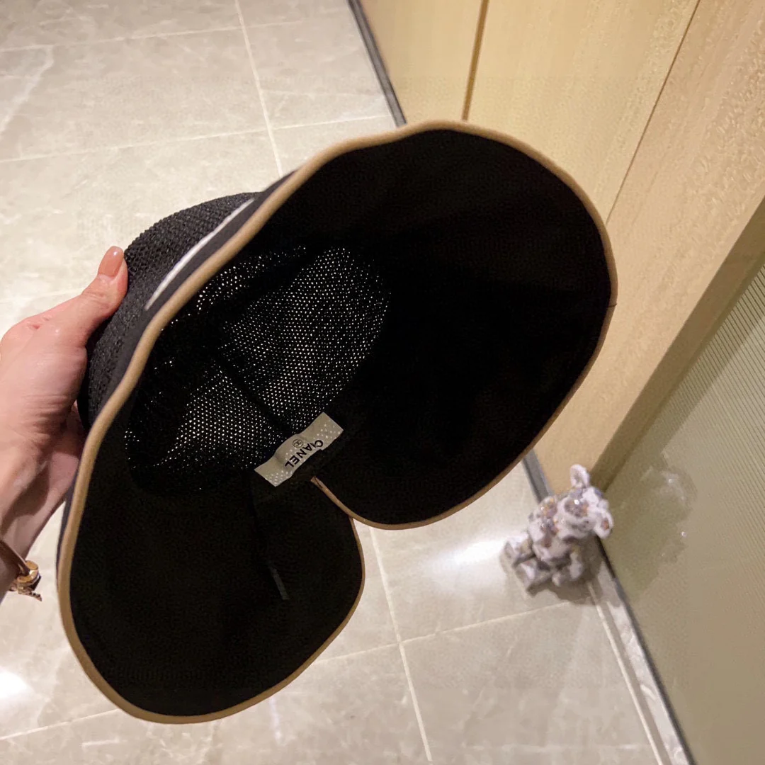 Солнцезащитный козырек Chanel 2024 года с надписью курсивом на спине, черный.