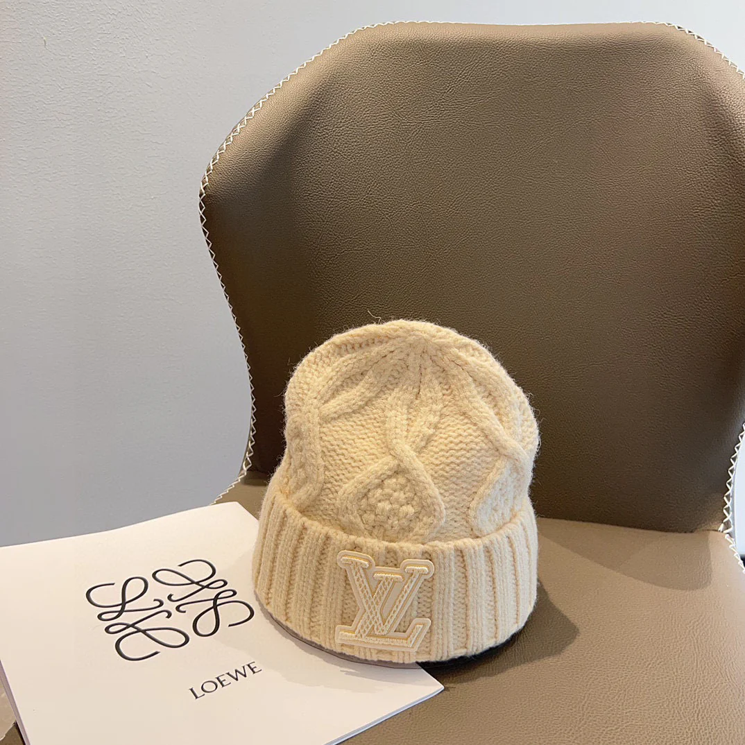 Вязаная шапка с логотипом LV, цвет кремовый.