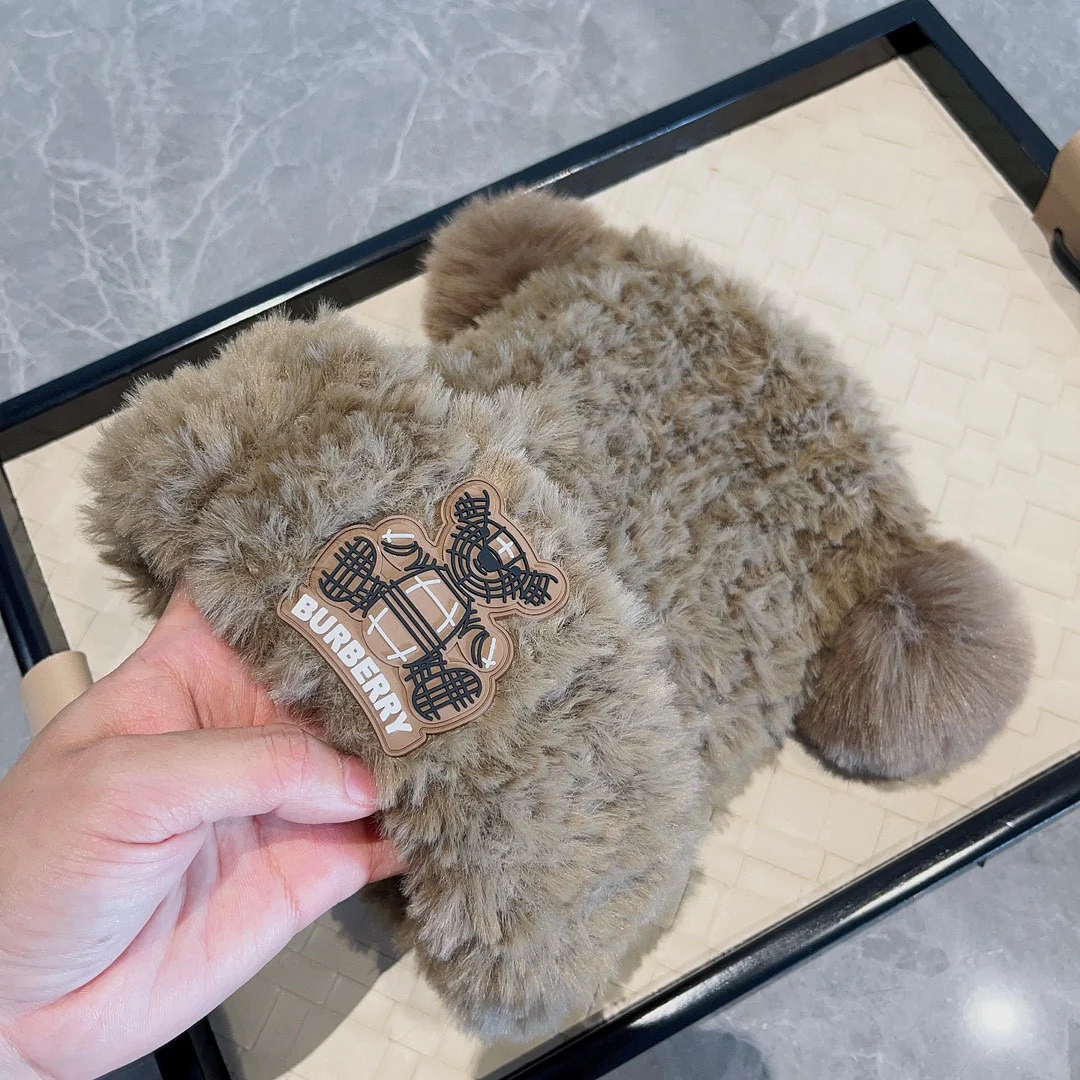 Burberry - Новая шапка-бини в форме медведя из осенне-зимней коллекции