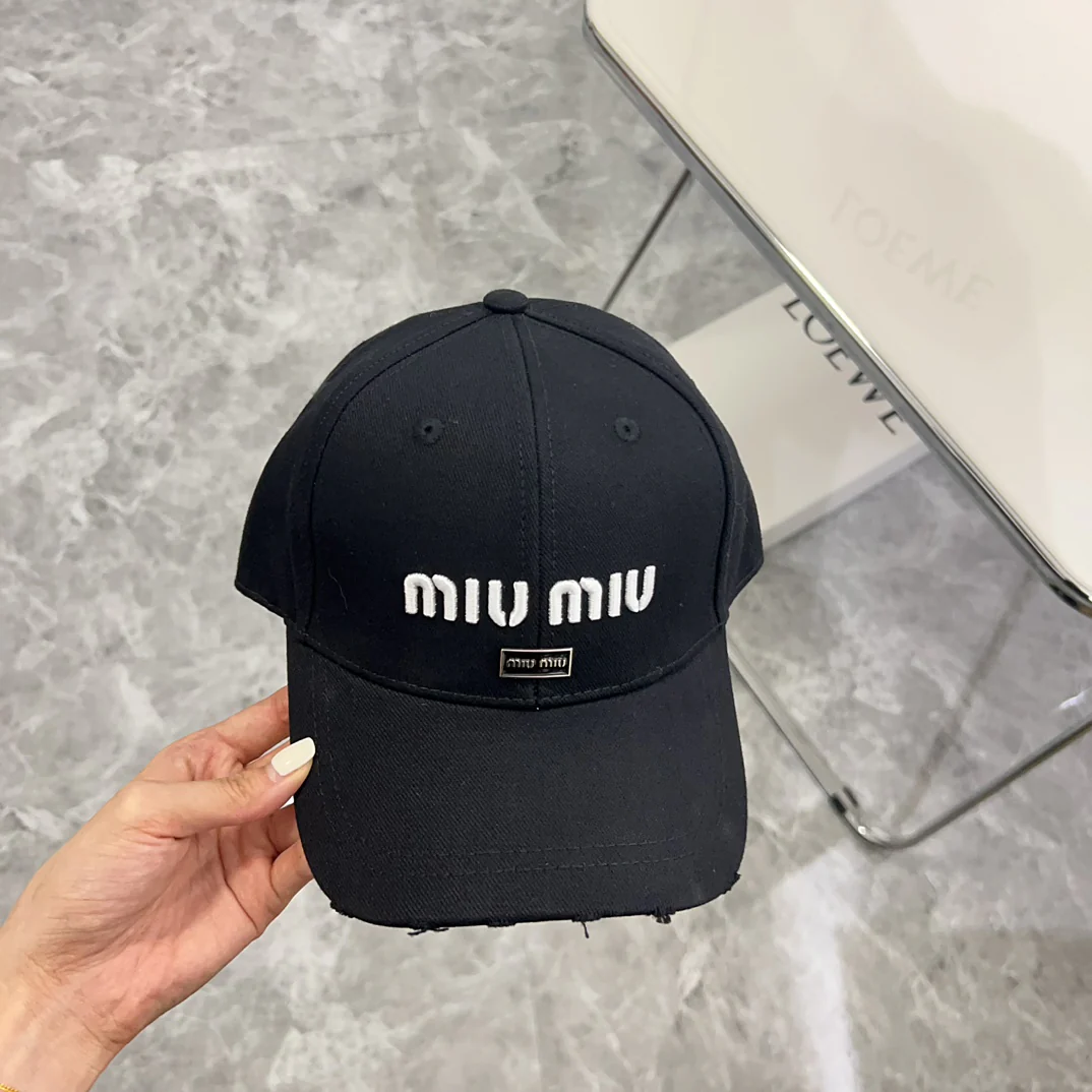 Новая бейсболка Miu Miu 2024 с объемными буквами, черная.