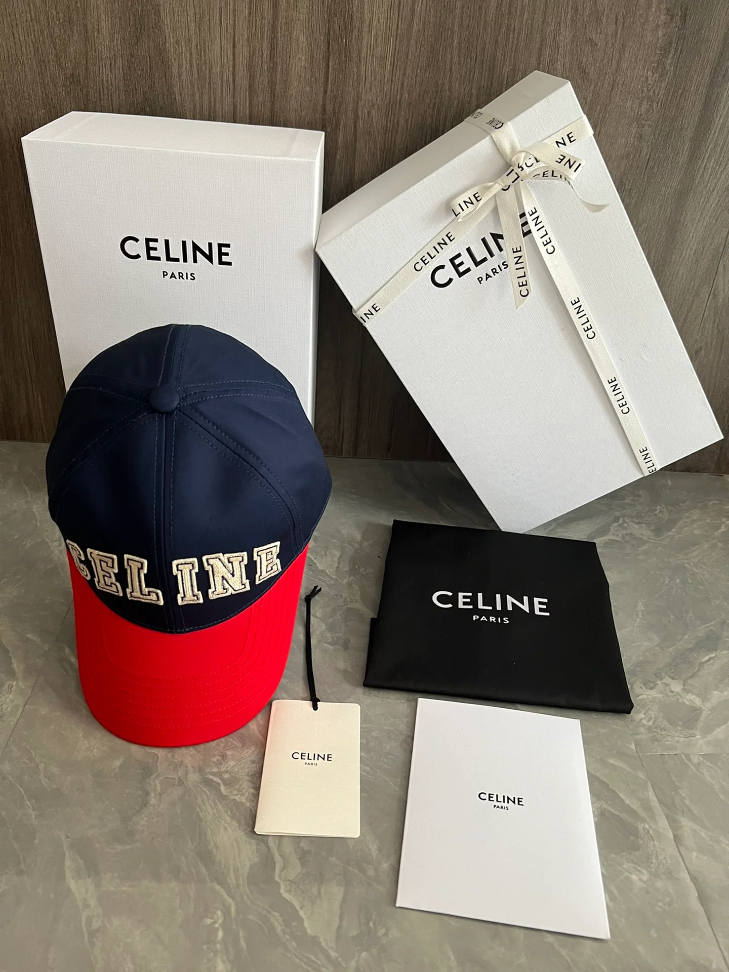 Celine — Стильная и элегантная хлопковая бейсболка, такая же, как на официальном сайте — Красная