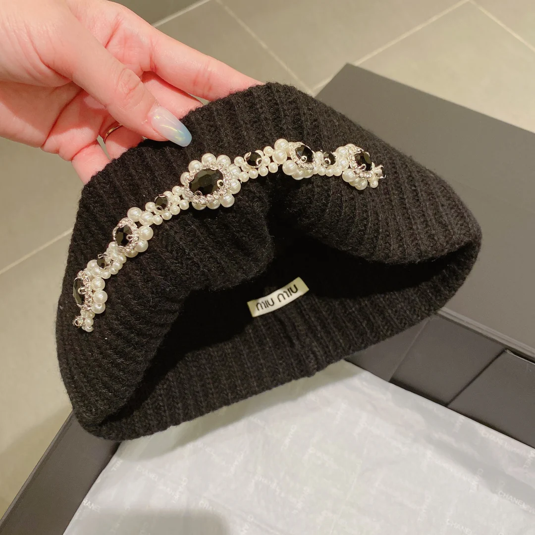 Miu Miu - Маленькая меховая шапочка с жемчужным рисунком - Черная