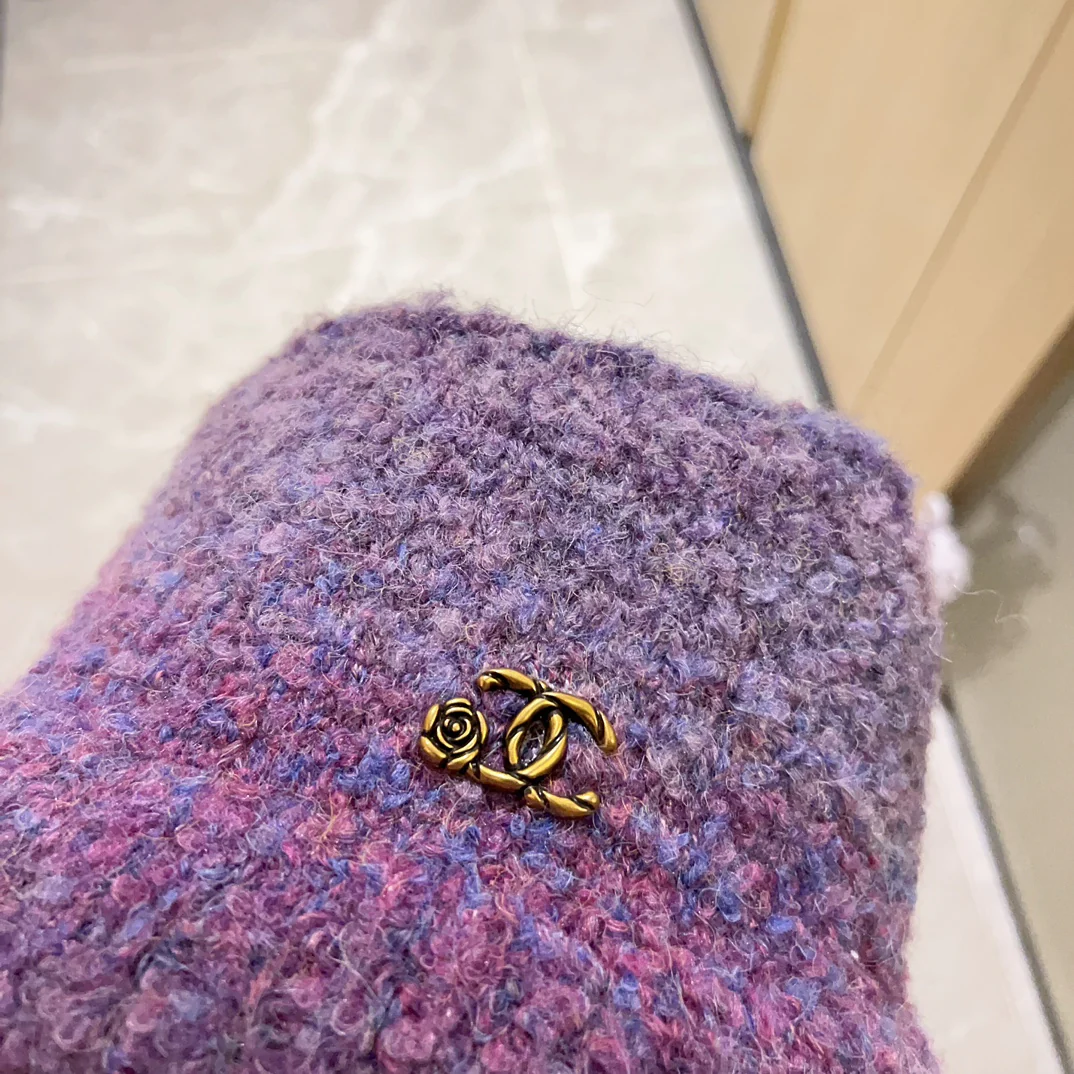 Кашемировая вязаная рыбацкая шапка Chanel осень/зима 2023 — фиолетовая