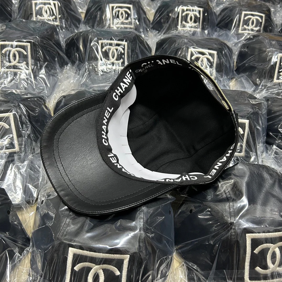 Chanel - Кожаная бейсболка (такая же, как в бутиках Chanel)