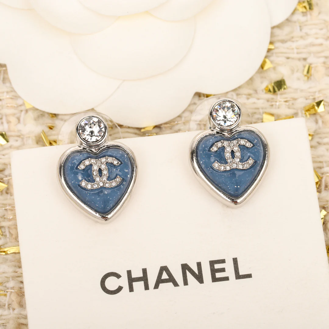 Серьги Chanel в виде голубого сердца (25 пенсов)