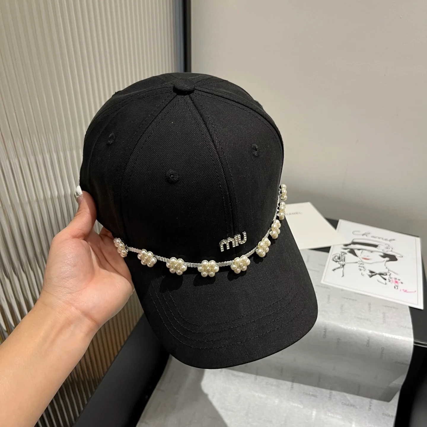 Бейсболка Miu Miu с жемчужным козырьком - черная