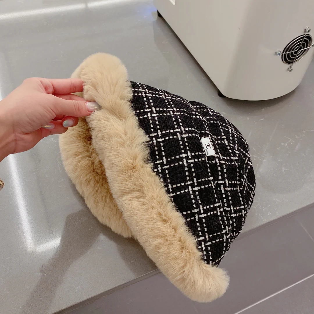 Chanel - Рыбацкая шляпа в клетку с мехом - Черная