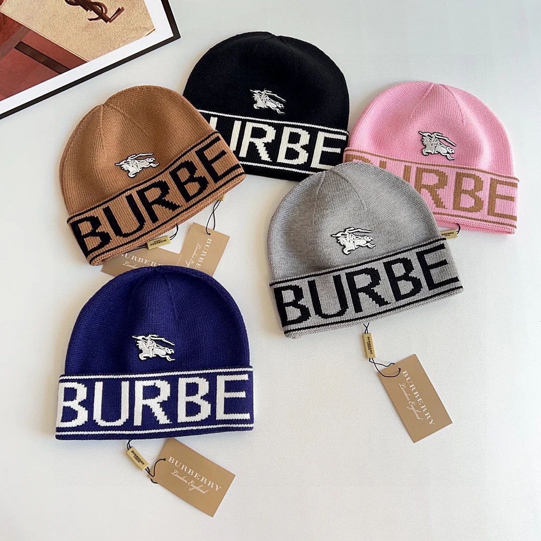 Вязаная шапка с логотипом Burberry — темно-синяя.