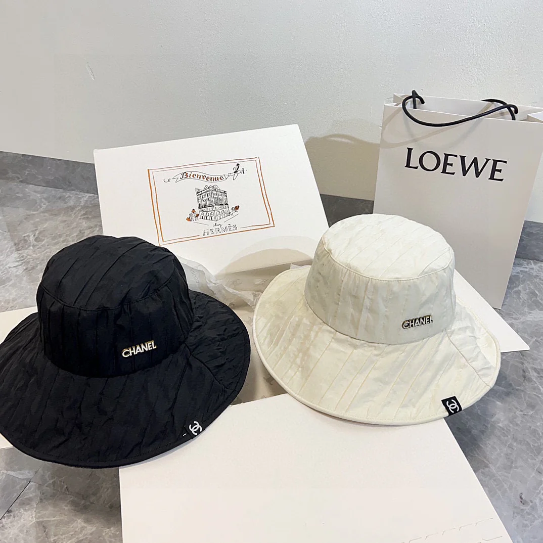 Новая минималистичная плиссированная солнцезащитная шляпа Chanel 2024 года — белая.