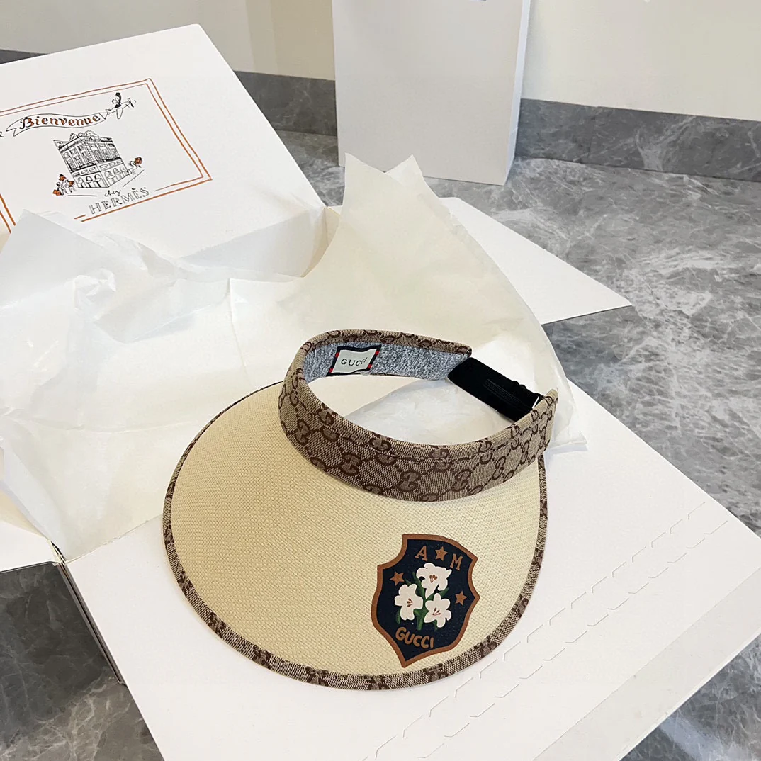 Новая летняя солнцезащитная шляпа Gucci 2024 года в стиле пэчворк — абрикосового цвета.