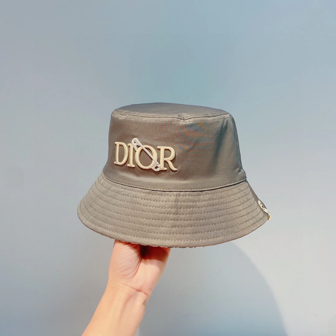 Двусторонняя панама Dior в клетку ?гусиная лапка? — абрикосового цвета.