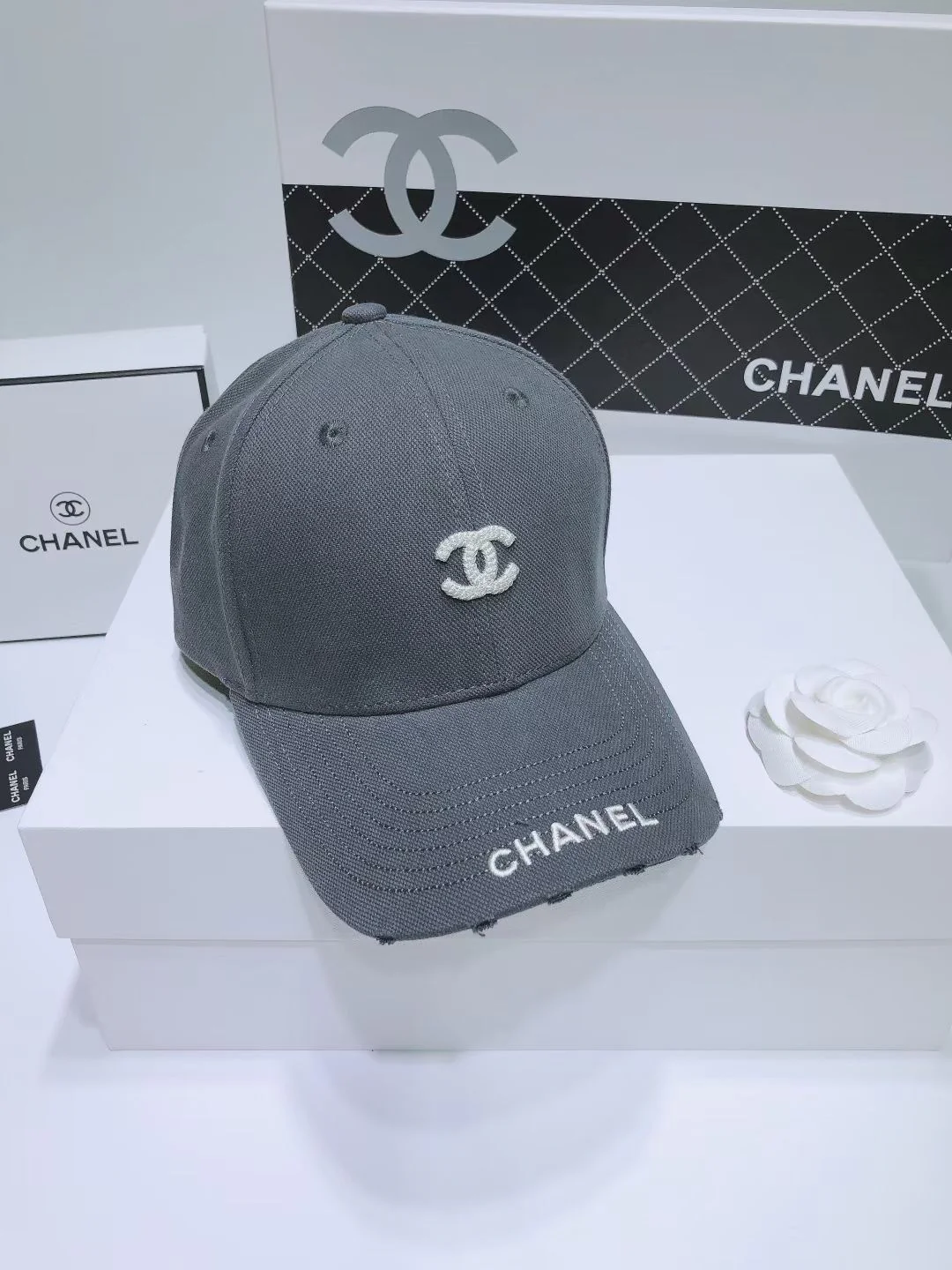 Новинка 2022 года от Chanel - кепка-?утиный клюв? - 4