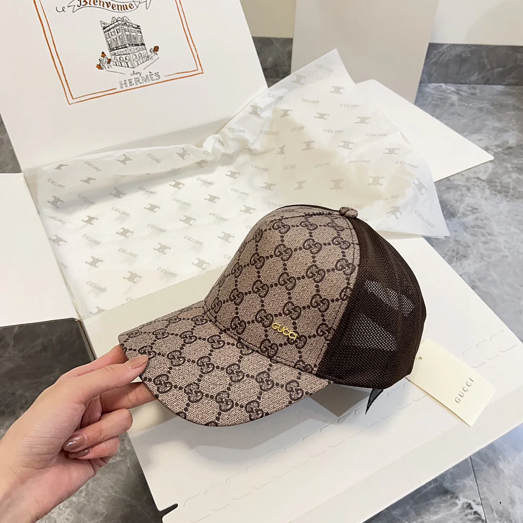 Новая перфорированная бейсболка Gucci весна/лето 2024 — кофейно-коричневая.