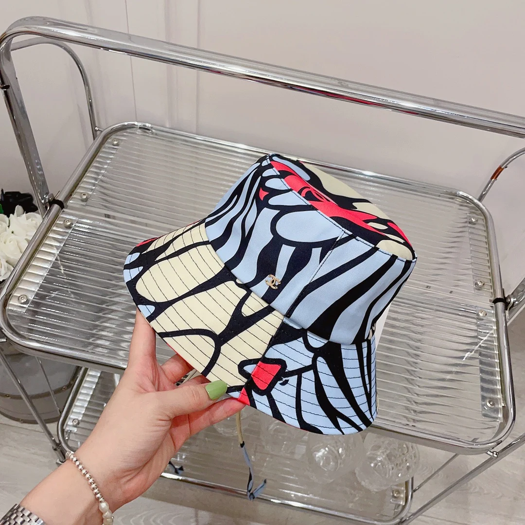 Лимитированная серия Chanel 2022 года: рыбацкая шляпа с граффити - 1 шт.