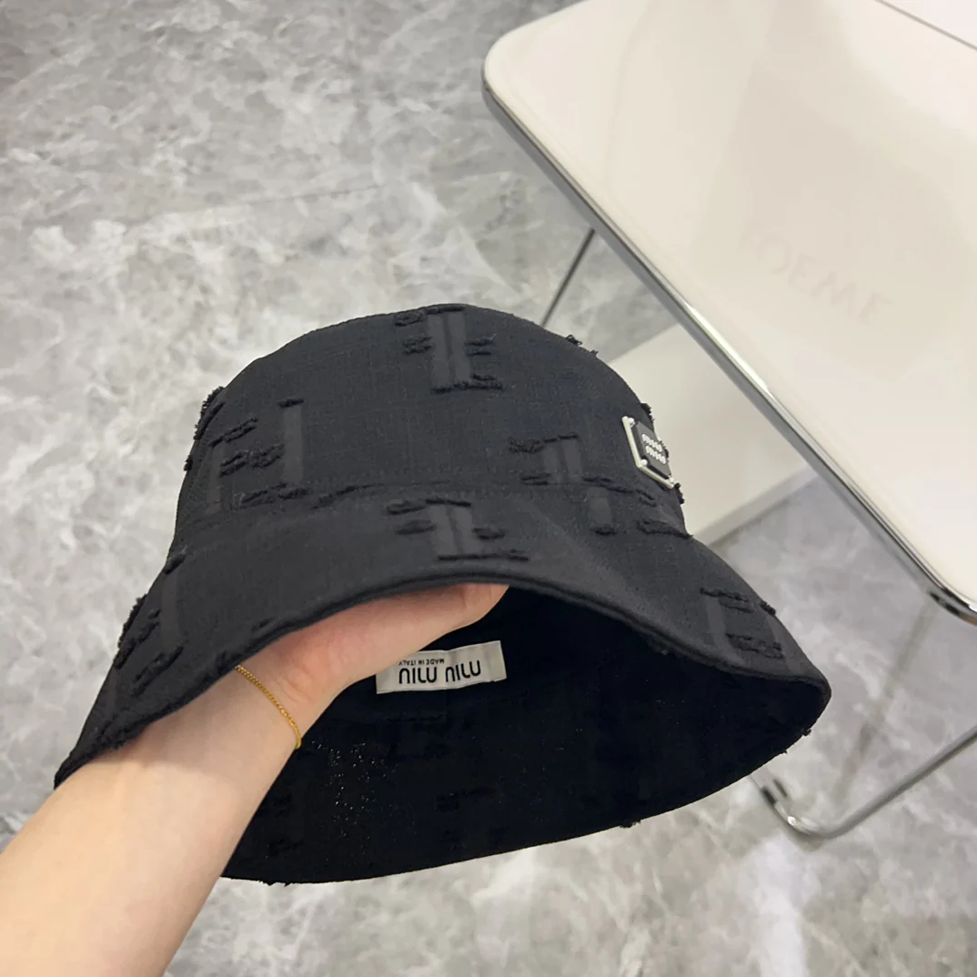 Новая минималистичная панама Miu Miu 2024 года с рваными элементами — черная.