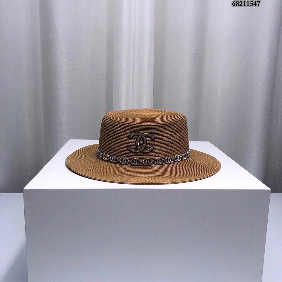 Новая соломенная шляпа Chanel 2022 года - коричневая.