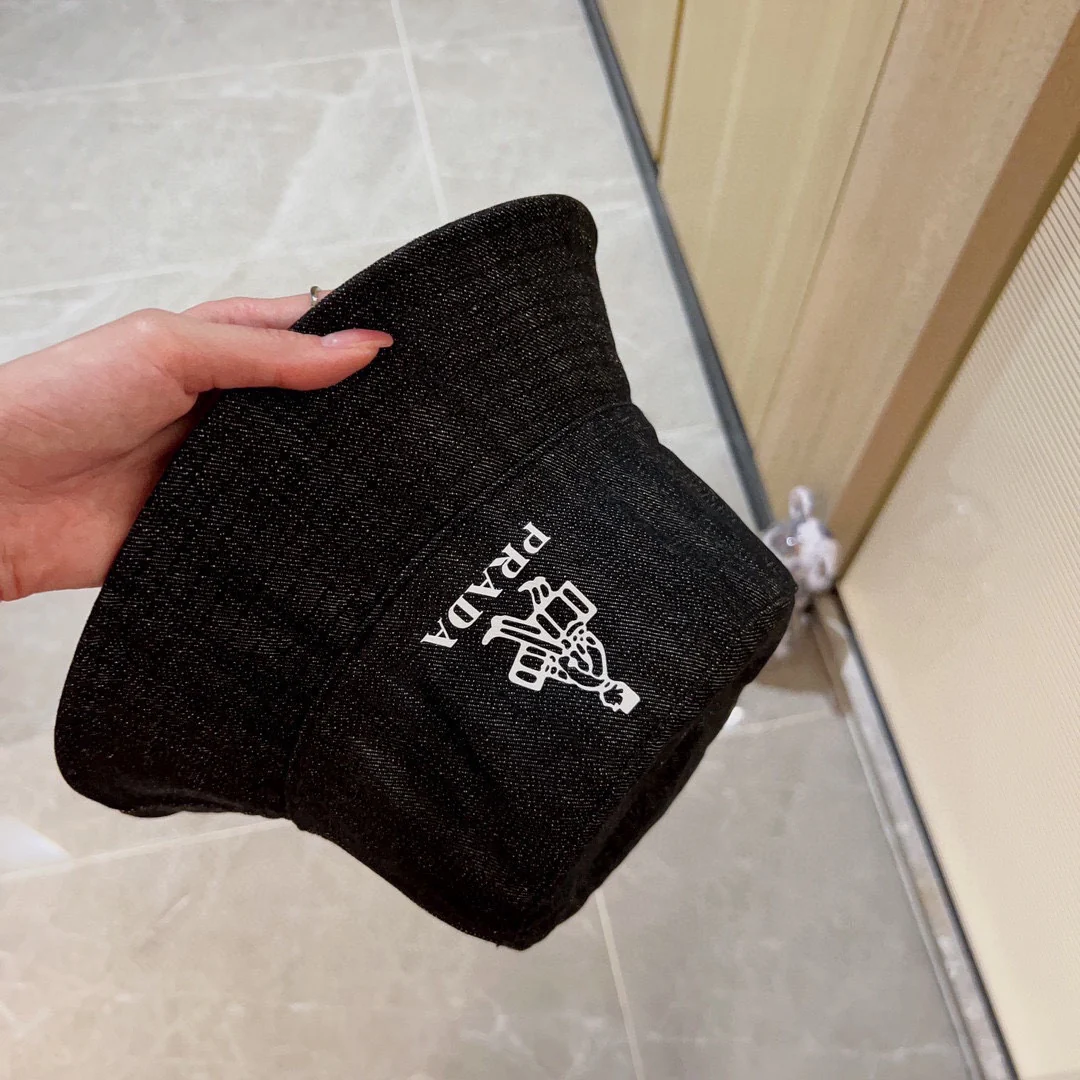 Новинка сезона весна/лето 2023 от Prada - Двусторонняя джинсовая панама - Черная