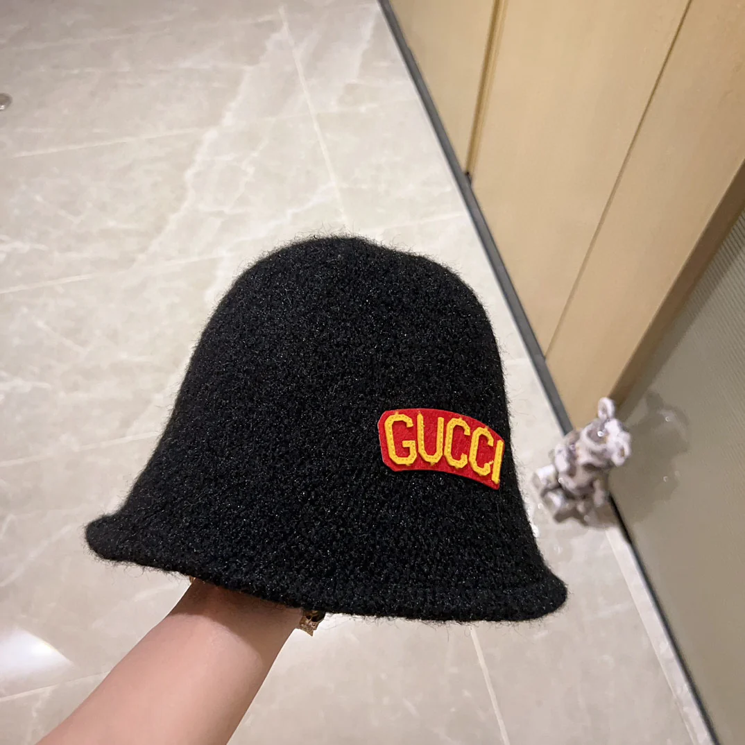 Новая кашемировая рыбацкая шляпа Gucci из коллекции осень/зима 2023 — черная.